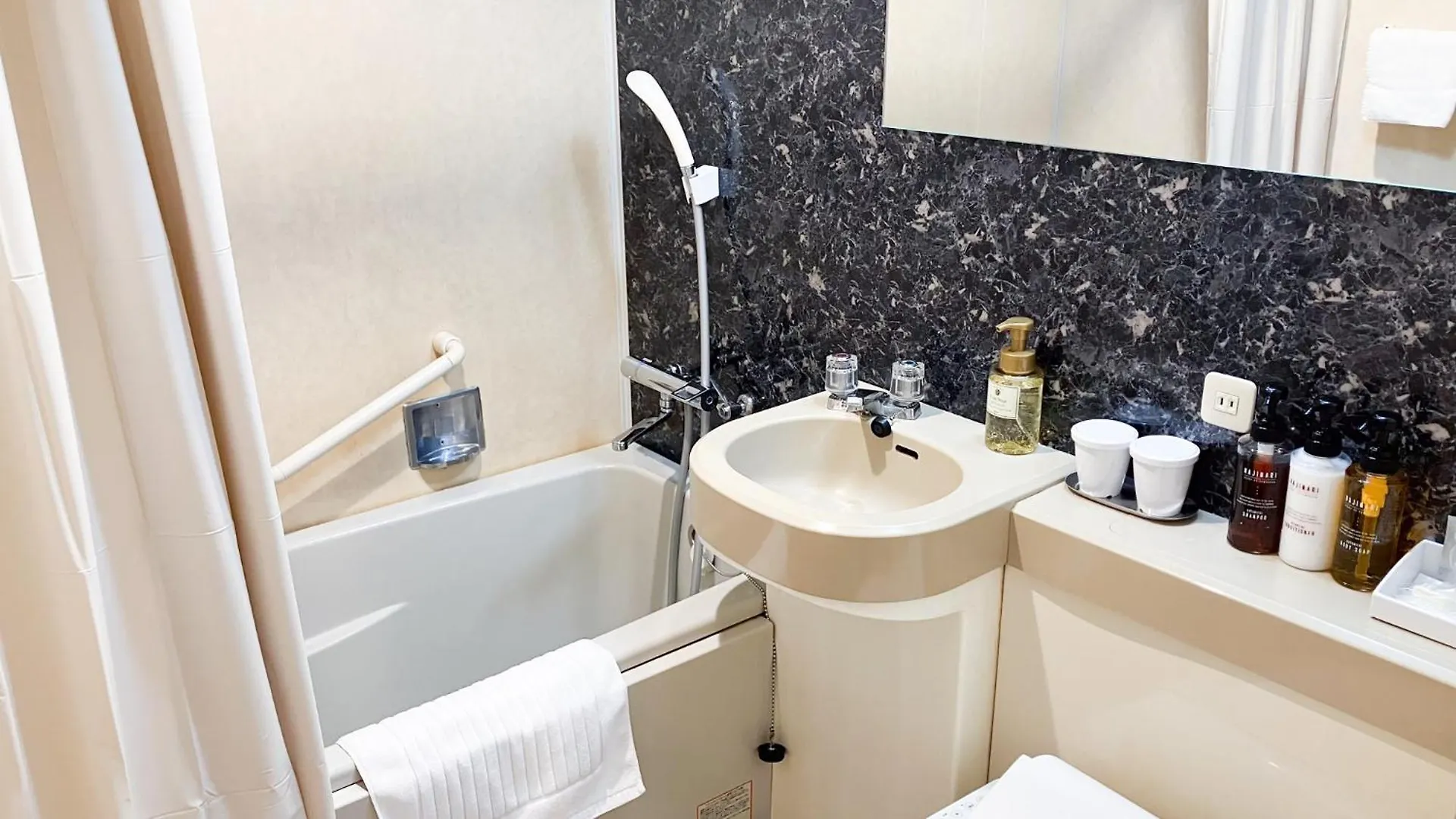 Hotel Livemax Budget Shinbashi Tōkyō 2*,